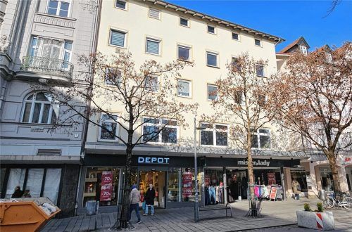 Im Gebäude an der Münchener Straße in Rosenheim, dort, wo jetzt die Deko-Kette „Depot“ und das Bekleidungsgeschäft „mister*lady“ ihren Sitz haben, soll ein Hotel entstehen. Foto Cordula Wildauer