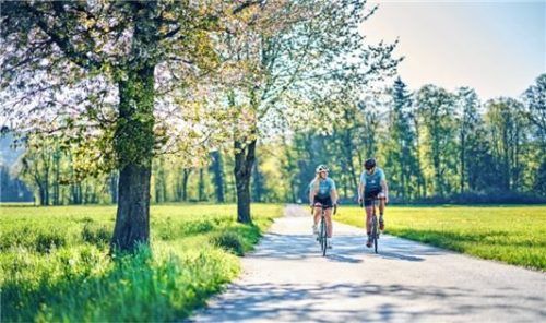 Im Sommer locken Rad- und Wanderwege viele Touristen in die Region. Die Übernachtungszahlen haben sich vom Einbruch durch die Pandemie erholt. Foto photo-montana.de