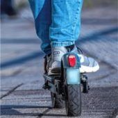 E-Scooter-Fahrerin stürzt schwer