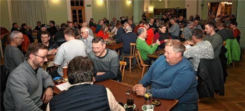 In aller Eile mussten noch zusätzliche Tische organisiert werden, damit alle Schafkopfspieler Platz fanden.Foto Ruprecht