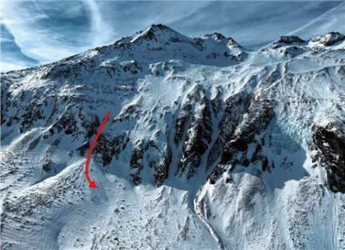 In dem gekennzeichneten Bereich riss ein Schneebrett am Napfberg einen Skifahrer in die Tiefe. Foto ZOOM.TIROL
