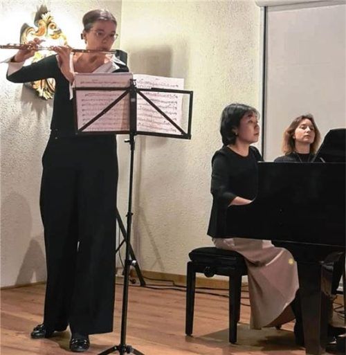 In der Sawallisch-Villa spielte die weltweit bekannte Flötistin Andrea Lieberknecht, am Klavier begleitet von Madoka Ueno.Foto Giesen