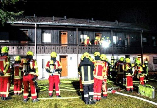 In diesem Mehrfamilienhaus in der Nähe der Kufsteiner Straße in Bad Feilnbach war am Freitagabend ein Feuer ausgebrochen. Foto  Reisner