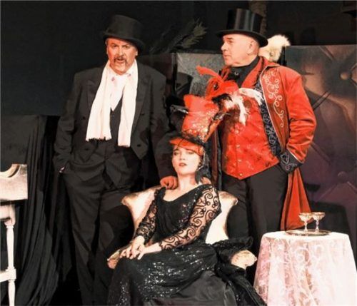 In reduzierter Besetzung: „Die Fledermaus“ wird als Kammeroperette inszeniert. Foto Stadtteater
