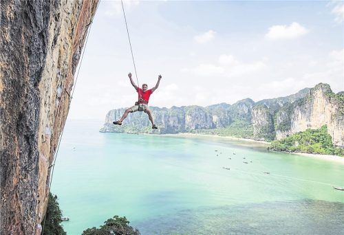 In Thailand seilen Verliebte sich ab. Das soll das Auf und Ab der Liebe symbolisieren. Fotos Imago/ Westend61/ Zoonar/ Aflo/ Shotsop/ Penofoto