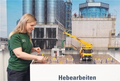 Interaktive und anschauliche Stationen: Sarah Wetzstein stellt einen ordnungsgemäßen Kranhub nach.