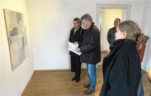 Interessiert betrachteten die Besucher die ausgestellten Werke, hier „Bregenz“ von Tina Haase.