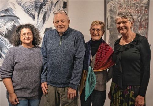 Irene Durukan, Vorsitzende des Vereins „Mut und Courage“, mit den drei Referenten Alfred Breisl, Sissi Zinner-Knarr und Anneliese Wittkowski (von links).Foto maier