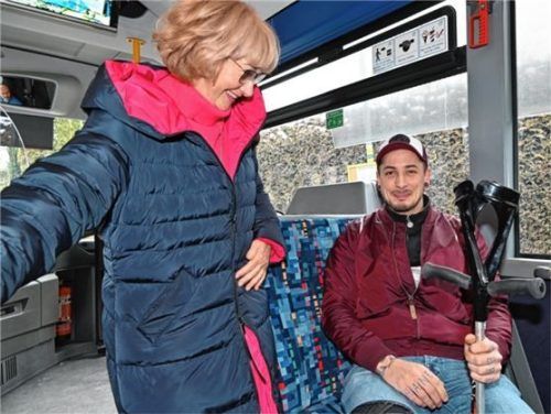 Irmi Bauer, Mitglied des Seniorenbeirats, befragt einen Fahrgast, wie zufrieden er mit dem ÖPNV in der Stadt ist.