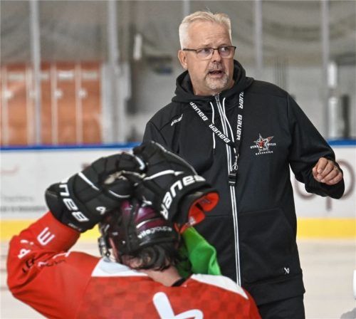 Jari Pasanen gibt die sportliche Richtung bei den Starbulls Rosenheim vor. Nach dem Sieg in Krefeld ist der Klassenerhalt in der DEL2 unter Dach und Fach.Foto Hans-Jürgen Ziegler