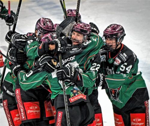 Jubel bei den Starbulls: In der aktuellen Folge von „Hart gecheckt – der OVB-Podcast zu den Starbulls Rosenheim“ geht es unter anderem um den zweiten Derbysieg der Saison. Foto Franz Ruprecht