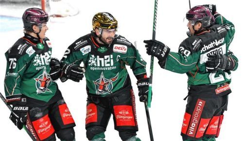 Jubeln die Starbulls – hier mit Ludwig Nirschl, C.J. Stretch und Manuel Strodel (von links) drei Torschützen aus dem Kaufbeuren-Spiel – am Sonntag über den vierten Tabellenplatz.Foto Hans-Jürgen Ziegler