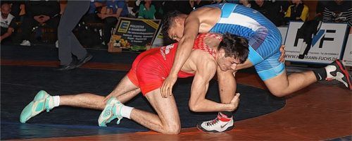 Kämpft auf hohem Niveau: Traunsteins Luca Zeiser (rotes Trikot).Foto Wittenzellner