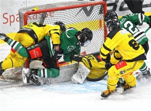 Kampf vor dem Krefelder Tor: Die Starbulls bekommen die Scheibe aber nicht über die Linie.Foto Hans-Jürgen Ziegler