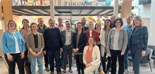 Katrin Röber vom Landratsamt Rosenheim und Katharina Zeh von der Stadt Rosenheim (vorne, von links) luden Vertreterinnen und Vertreter der Bildungsregion Stadt und Landkreis Rosenheim ein. Foto Zukunftsmacherei