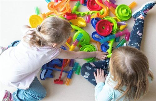 Kinderbetreuung wird überall teurer. Auch die Gemeinde Großkarolinenfeld muss die Elternbeiträge erhöhen, weil die Defizite zu groß werden. Foto dpa