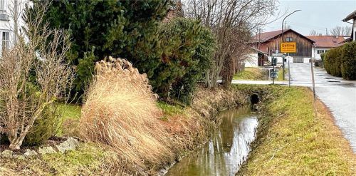 Kleinere Bachdurchlässe wie hier an der Margeritenstraße können sich bei Starkregenereignissen zu einem Nadelöhr entwickeln. Auch diese Problematik hat das Ratsplenum im Fokus. Fotos neuwirth