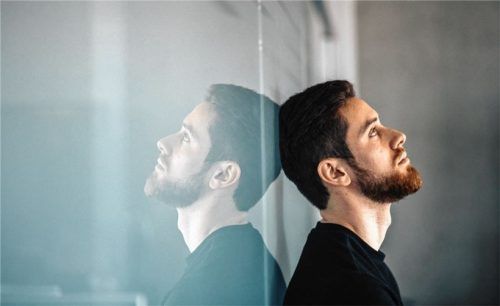 Kollegen und Kolleginnen, die um nahe Angehörige oder Freunde trauern, können behutsam darin unterstützt werden, wieder in den Arbeitsalltag zurückzufinden. Foto Zacharie Scheurer/dpa-tmn