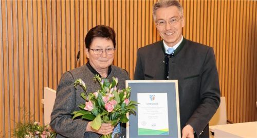 Landrat Otto Lederer überreichte den Preis an Johanna Hell.Foto  Auer