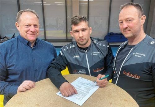 Leistungsträger bleibt an Bord: TVT-Ringer Andreas Dik (Mitte) setzt seine Unterschrift unter die Lizenz.Foto wittenzellner