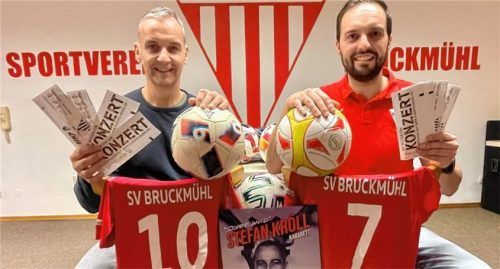 Lokalmatador Stefan Kröll (rechts) präsentiert mit Andi Kreuzmeir, Volksfest-Chef-Organisator der SVB-Fußballer, die druckfrischen Konzertkarten.Foto neuwirth