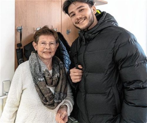 Mahdi Sadeqi aus Afghanistan spricht eigentlich ganz hervorragend Deutsch. Um es aber weiter zu verbessern, ist er regelmäßig Gast bei „Coffee and more“. Hier findet er Gesprächspartner wie Renate Grube. Sein großes Ziel: ein Ausbildungsplatz im IT-Bereich.