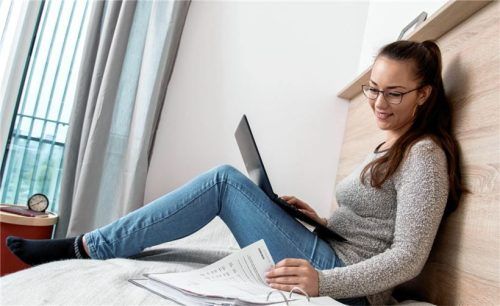 Mal analog, mal digital: Wer sich auf eine Prüfung vorbereitet, sollte das Medium immer mal wieder wechseln. Foto Christin Klose/dpa-tmn