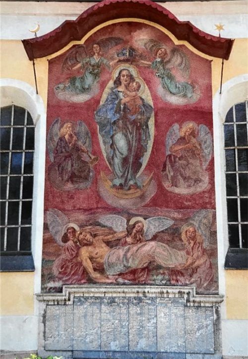Marienfresko und Kriegerdenkmal an der Fassade der ehemaligen Wallfahrtskirche Mariä unbefleckte Empfängnis müssen saniert werden.Foto Riedl