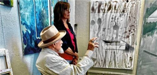 Markus Lüpertz bei einer Bildbesprechung mit Studentin Heike Kleffmann. Foto re