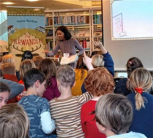 Martina Baumbach las im vergangenen Jahr einer Schulklasse aus ihrem Buch vor. Foto re