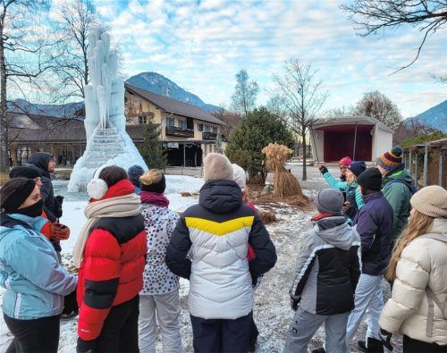 Martina Schweinsteiger, Leiterin der Tourist-Info Oberaudorf, mit einer Gruppe der TU München bei der Ortsführung im Kurpark vor einem Eisbaum, der nur bei Minustemperaturen sein tolles Aussehen entfacht.Foto Steffenhagen