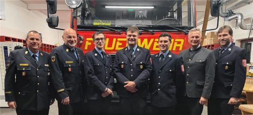 Max Goldbrunner und Werner Maier-Matheke (von links) gratulierten zusammen mit Andreas Riedl und Bürgermeister Richard Richter (von rechts) dem Zweiten Kommandanten Markus Wachter (Dritter von links), Kommandanten Fabian Fried (Mitte) sowie Jugendwart Benedikt Karthäuser (Dritter von rechts) zu ihren Ämtern. Foto neuwirth