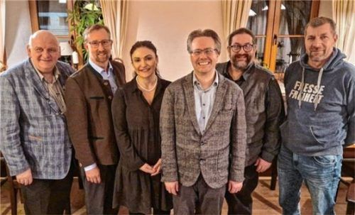 Maximilian Leucht (Dritter von rechts), umrahmt von den Gratulanten (von links), Landtagsabgeordneter (MdL) Franz Bergmüller, Andreas Winhart MdL, Bundestagskandidatin Leyla Bilge, Bezirksrat Christian Demmel sowie AfD-Fraktionssprecher im Stadtrat Andreas Kohlberger.Foto re