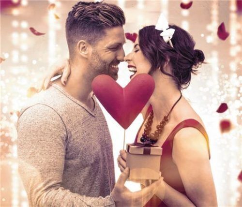 Mit Aufmerksamkeit und netten Gesten am Valentinstag seine Wertschätzung zeigen. Foto drubig-photo/adobe Stcok