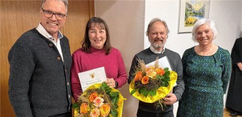 Mit Blumen bedankten sich Pfarrer Paul Janßen (links) und Verwaltungsleiterin Regina Schlemer (rechts) bei Andrea Baumann und Rupert Schäffer für zwölf Jahre ehrenamtliches Engagement in der Kirchenverwaltung.Foto H. Reiter