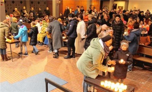 Mit brennenden Kerzen zogen die Teilnehmer der Lichterprozession in die Georgskirche ein.Foto Hadersbeck