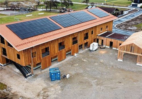 Mit dem Neubau des Hauses für Kinder und Vereine hat die Gemeinde ein Mammutprojekt gestemmt. Pünktlich zum Beginn des neuen Kindergartenjahres soll die KiTa bezugsfertig sein. Foto Niedermaier