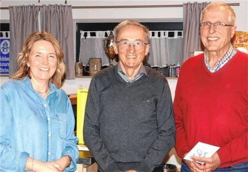 Mit einem kleinen Geschenk und viel Applaus wurden Gabi Verbega, Stefan Reinthaler (Mitte) und Dieter Franz nach vielen aktiven Jahren verabschiedet.
