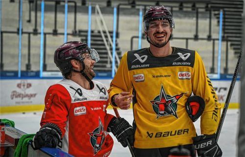 Mit einem Lachen im Gesicht zum Klassenerhalt? Ville Järveläinen (links) und Stefan Reiter mit guter Laune im Training. Reiter trainiert im gelben Non-Contact-Jersey bereits wieder mit der Mannschaft.Foto Marko Aleksic