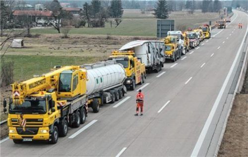 Mit einem Lkw-Konvoi wurden die geborgenen Teile der beschädigten Fahrzeuge abtransportiert.
