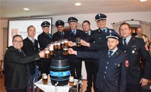 Mit einem Prosit besiegelte man die Übernahme der Patenschaft durch die Feuerwehr Grünbach für die Feuerwehr Forsting.
