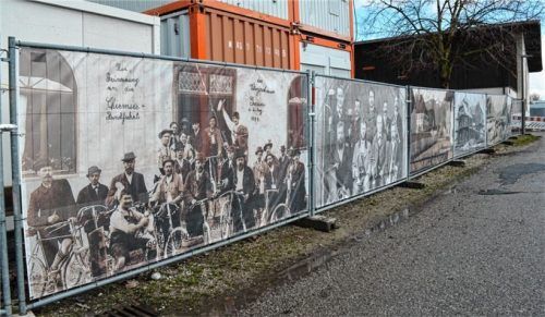Mit großen Fotos wird derzeit bereits auf das Markterhebungsfest hingewiesen. Abgedruckt sind historische Fotos, wie damals vor 60 Jahren die Markterhebung gefeiert wurde.