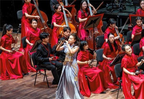 Mit ihrer Suona produziert Liang Mengting hundert verschiedene Vogelstimmen.Foto Scheffold Media