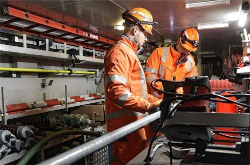 Mitarbeiter der Deutschen Bahn stehen in einem speziellen Triebfahrzeug zur Instandhaltung von Oberleitungen und reparieren den stromführenden Strang. Ist solches Spezialwissen bei einer Bahnreform in Gefahr? Foto dpa