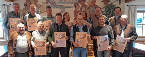 Mitgliederehrung VZG Versammlung Bad Aibling 100000 Kilo Lebensleistungskühe: (von links, oben) Josef Rottmüller, Sebastian Bauer, Johannes Hochwind, Karin Kuchler, Ulrich Stürzer, Vorsitzender VZG Aibling, Lothar Schechner, Vorsitzender Zuchtverband Miesbach, Markus Dinzenhofer. Unten: Zuchtleiter Dr. Rudolf Maierhofer, Anton Paul, Martin Huber, Augustin Hartl, Josef Stadler und Martin Weber. Foto Günthner