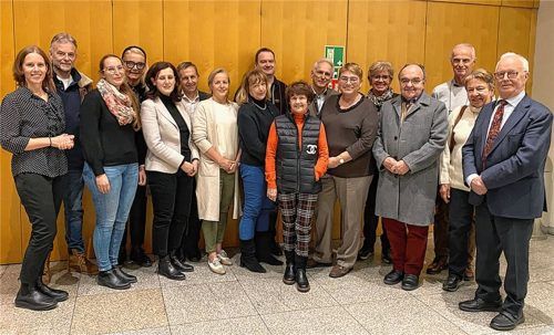 Mitgliederversammlung des Fördervereins „Freunde des Klinikums“: Gabriele Bauer (Vierte von links), Altoberbürgermeisterin und bisherige Vorsitzende, mit ihren Stellvertretern Dr. Beate Burkl (Zweite von rechts) und dem ehemaligen Zweiten Bürgermeister Anton Heindl (rechts) sowie der neu gewählten Vorsitzenden Judith Hantl-Merget (Sechste von rechts) und ihren Stellvertretern, der stellvertretenden Landrätin Andrea Rosner (Fünfte von rechts) und Dr. Christoph Knothe (Siebter von rechts). Foto Romed-Kliniken
