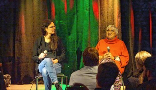 Moderiert von der Grünen-Bundestagskandidatin Victoria Broßart stand Staatsministerin Claudia Roth in der Asta-Kneipe in Rosenheim Rede und Antwort zur Kulturpolitik. Foto Friedrich