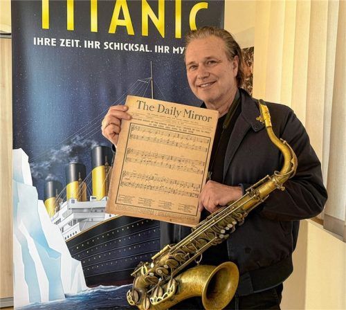 Mulo Francel mit den Noten von „Nearer, My God, to Thee!“, veröffentlicht von der Zeitung „The Daily Mirror“ nur wenige Tage nach dem tragischen Untergang der Titanic 1912.Foto vkr