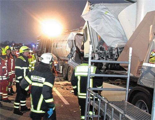 Nach dem schweren Verkehrsunfall im Rahmen des Staus durch die Blockabfertigung bei Brannenburg (Landkreis Rosenheim) war die Autobahn 93 in Richtung Kufstein komplett gesperrt. Der ukrainische Lkw-Fahrer starb.Foto reisner