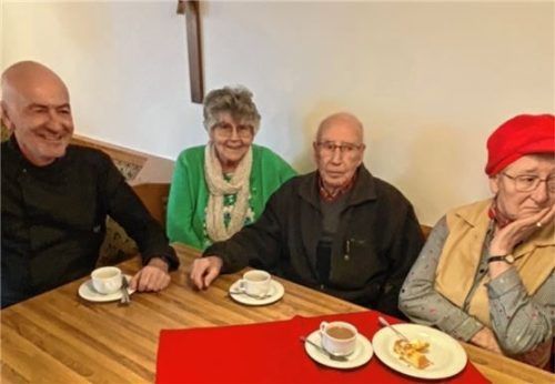 Nach der Stimmabgabe folgte der Gedankenaustausch im Paulusheim: Pfarrer Hans Holzner (Dritter von links) im Gespräch mit dem Bad Aiblinger Kolpingvorsitzenden Franz Besel, seiner Schwester Josepha Müller und der ehemaligen Kirchenpflegerin Marlene Liegl (von links). Foto  Kotter